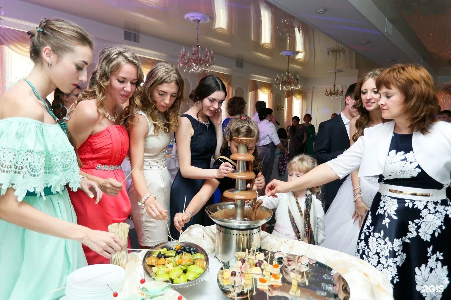 украшение кафе на выпускной. выпускной в кафе 9 класс. константиновский дворец дача линдстрема. выпускной в ресторане. выпускной вечер в кафе.