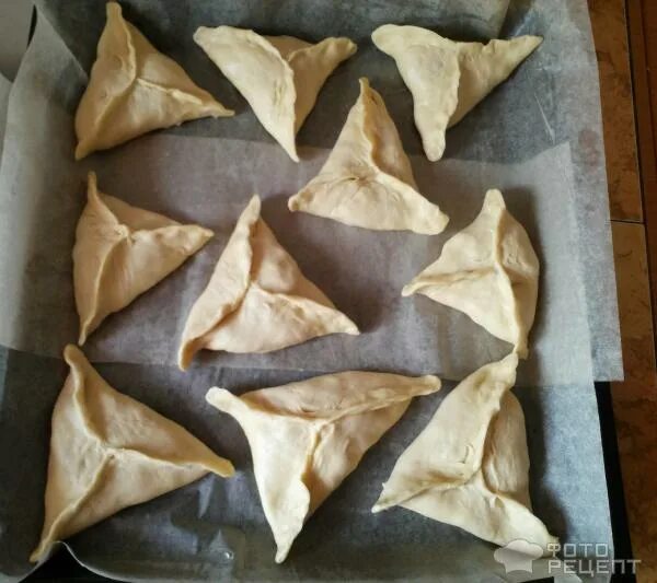 Слойки треугольники из слоеного теста. Как заворачивать слойки. Самса из слоеного. Как сделать треугольники из слоеного теста. Треугольники из слоеного теста.