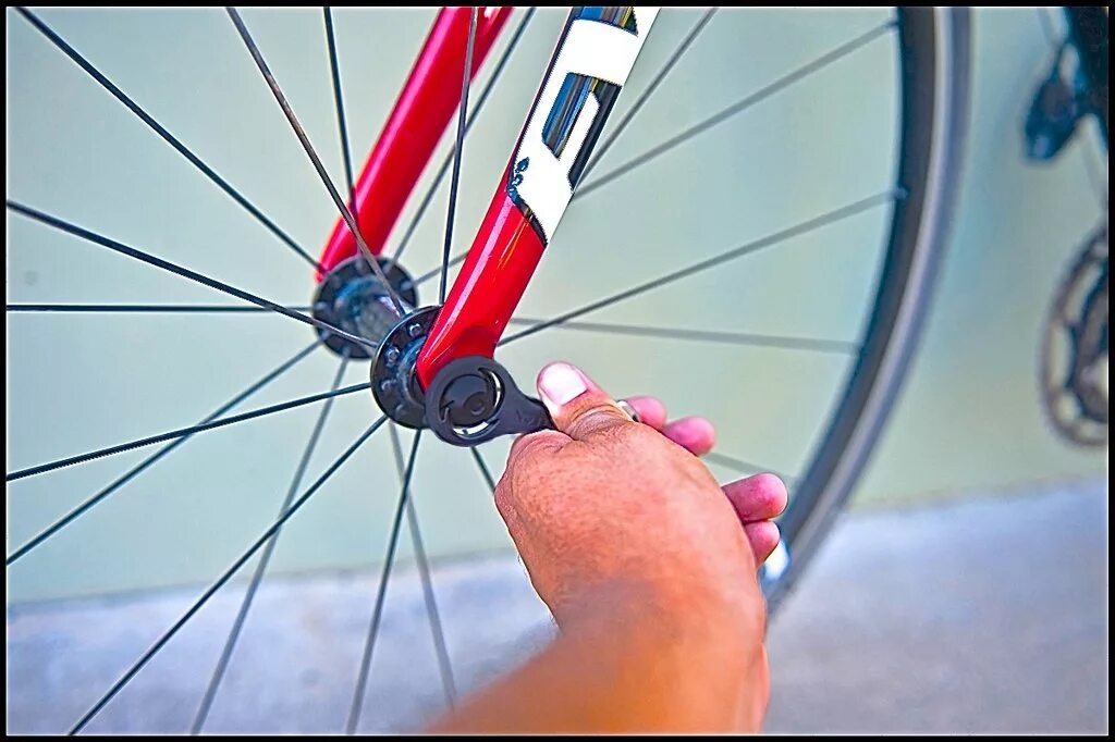 Закрепить переднее колесо на велосипеде. Крепление переднего колеса велосипеда. Колесо велосипеда. Эксцентрики для колес велосипеда. Крепление велосипедного колеса.