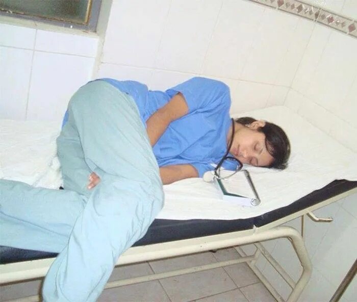 После медсестры на врача. Уставшая медсестра.