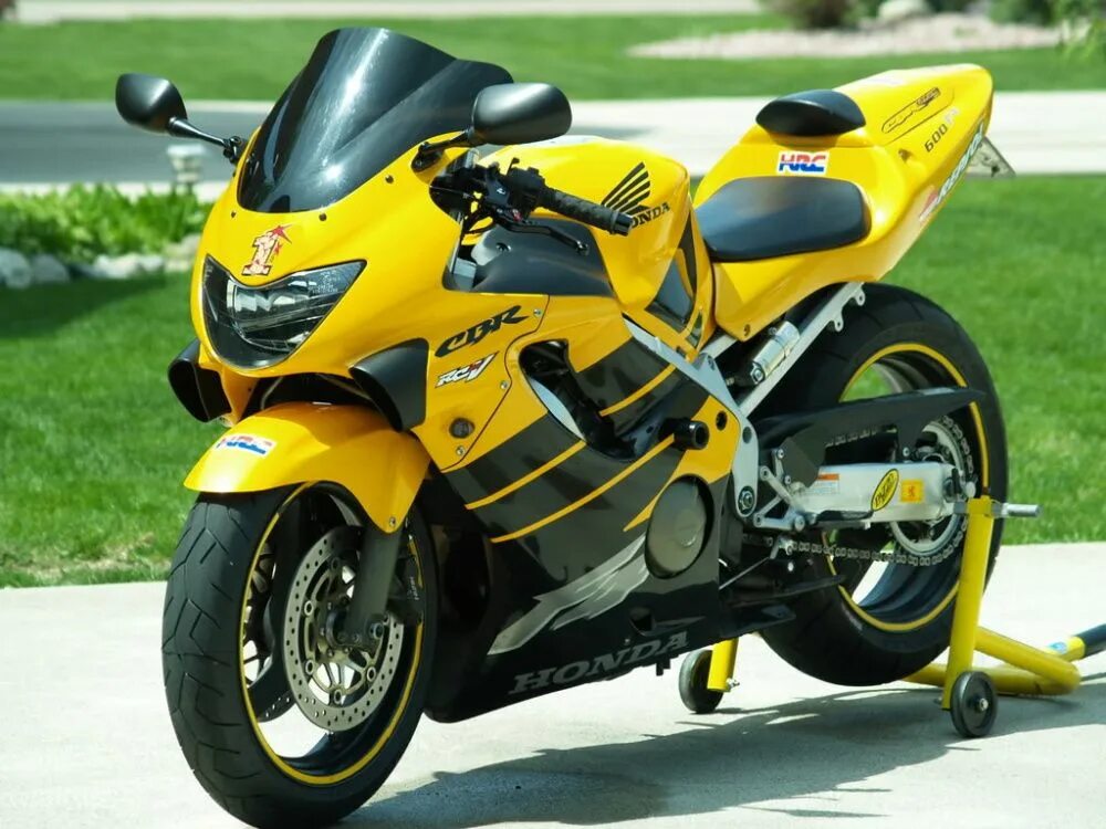 Кавасаки ниндзя желтый 2006. Honda cbr 600f. Ямаха diablo r1. Мотоцикл триумф дайтона. Мотоцикл дукати желтый.