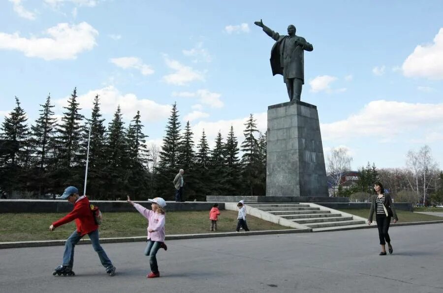 Памятник ленину в уфе. Памятник ленина в уфе. горсовет уфа ленин. памятник на горсовете уфа. статуя ленина уфа.