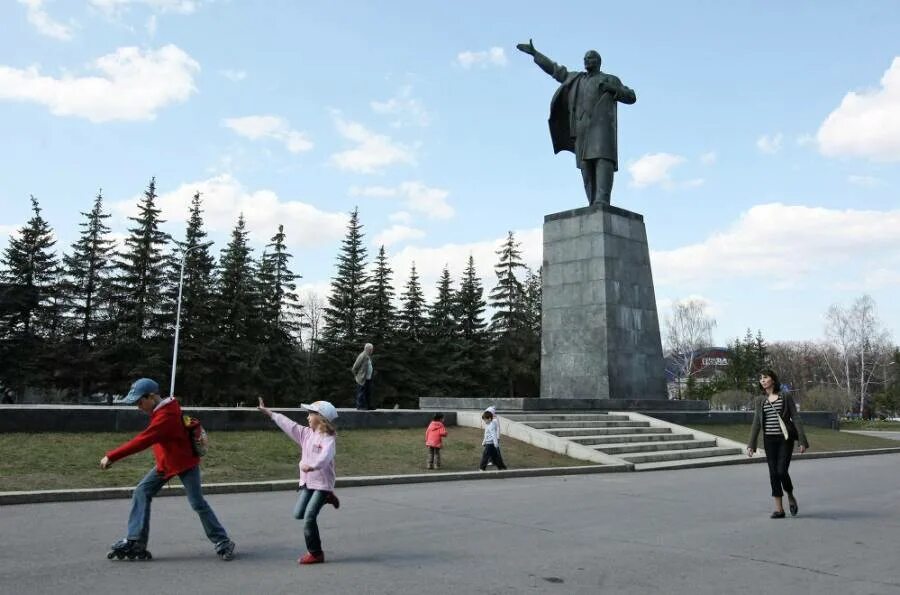 Городских советов в результате. Памятник Ленина в Уфе. Город Уфа горсовет памятник Ленину. Памятник на горсовете Уфа. Статуя Ленина в Уфе.