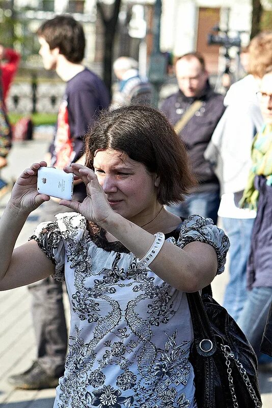 Ев 8 мая. Гражданские журналисты. Гражданская журналистика. Репортажная журналистика. Citizen journalism.