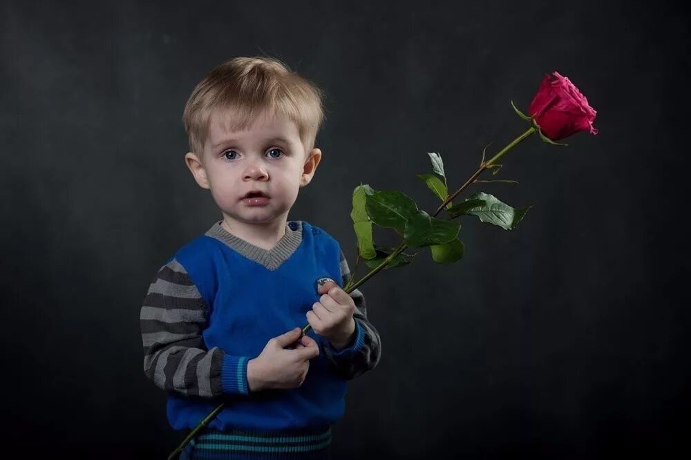 Мальчик с цветами. Цвета для мальчиков. Мальчик с цветком в руке. Дети с цветами. Розочкой ребенка