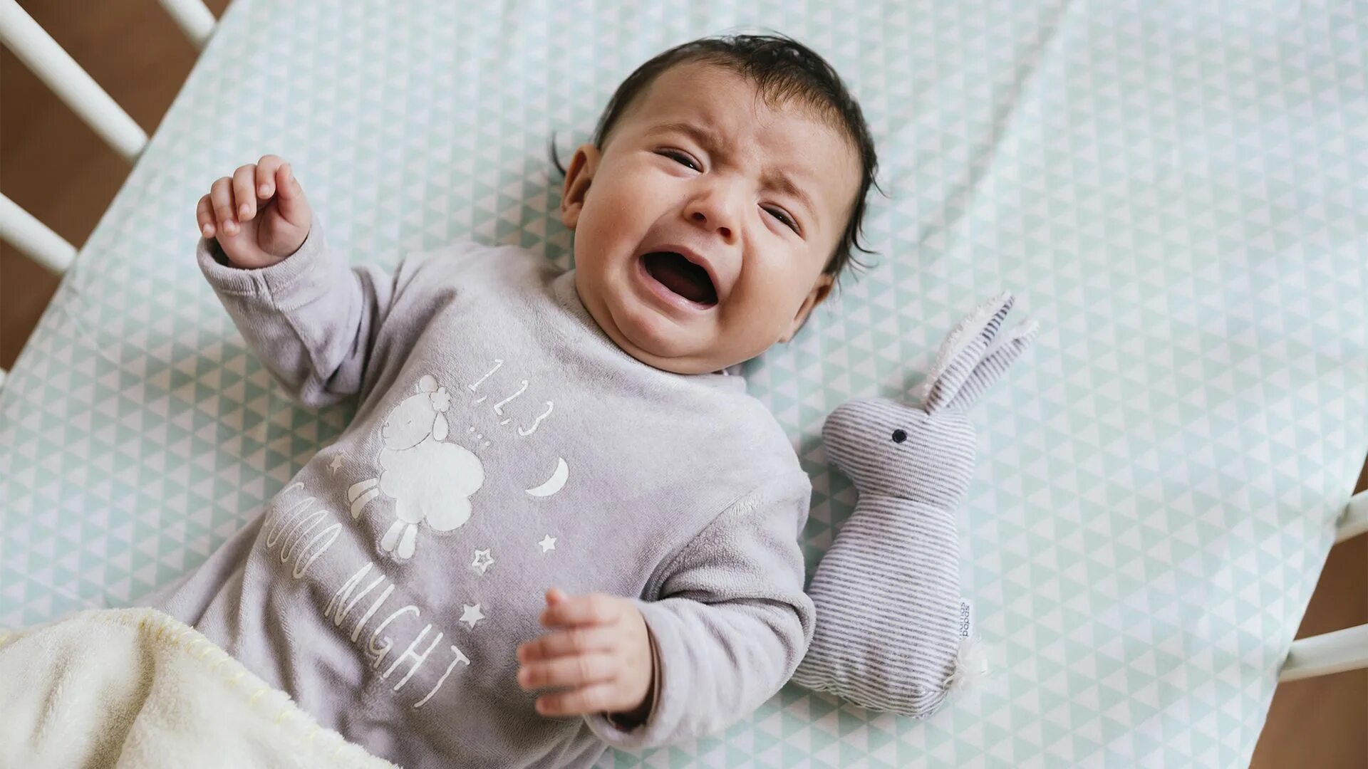 Ребенок 6 месяцев капризничает. Ребенок плачет. Ребенок плачет в кроватке. Новорожденный плачет в кроватке. Плачущий ребенок в кроватке.