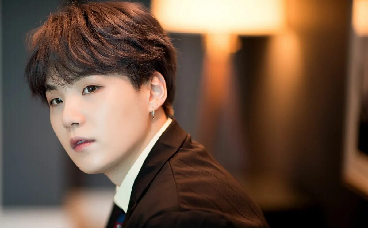 Сколько лет юнге из bts. Шуга бтс. юнги бтс. suga bts. bts шуга.