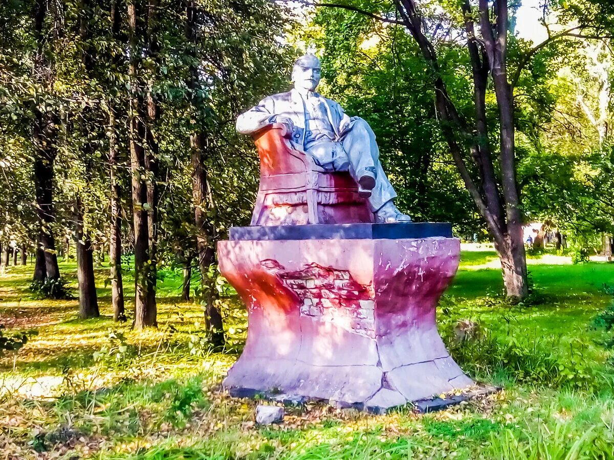 Боря газировка новосибирск. Памятник Ленину на Бору. Бор Нижегородская область памятник Ленина в парке. Памятник Ленину в Нижнем Новгороде Бор. Памятник Боре газировке Новосибирск.