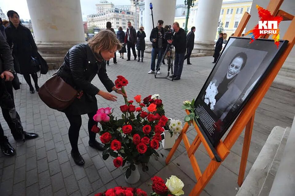 Где похоронен плисецкая. Могила Майи Плисецкой. Майя Плисецкая похороны прощание. Плисецкая Майя Михайловна похороны. Майя Плисецкая похоронена.