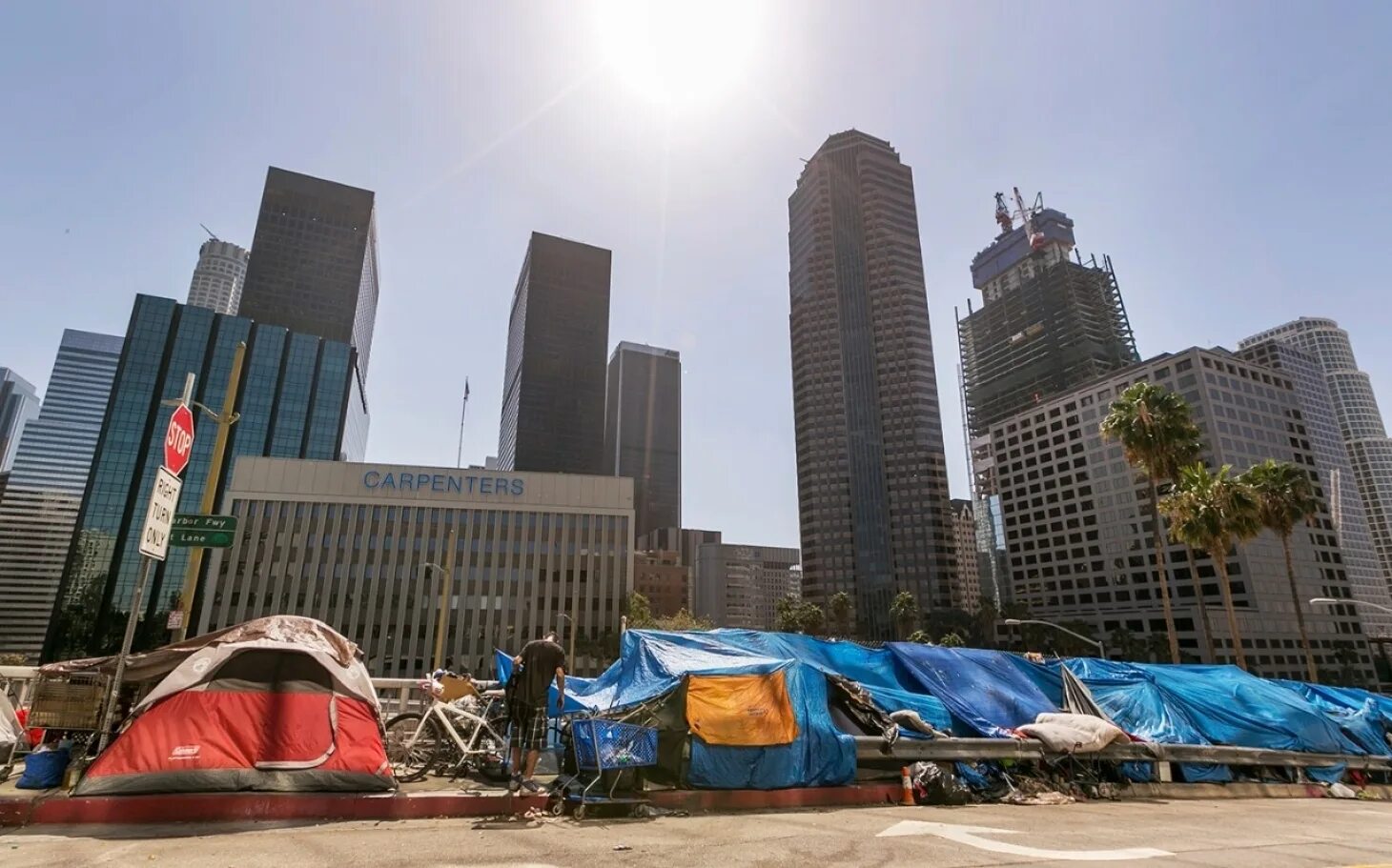 Лос анджелес бомжи. Даунтаун Лос Анджелес бомжи. Лос Анджелес бомжи палатки. Лос Анджелес центр города бомжи. Бездомные США Лос Анджелес.