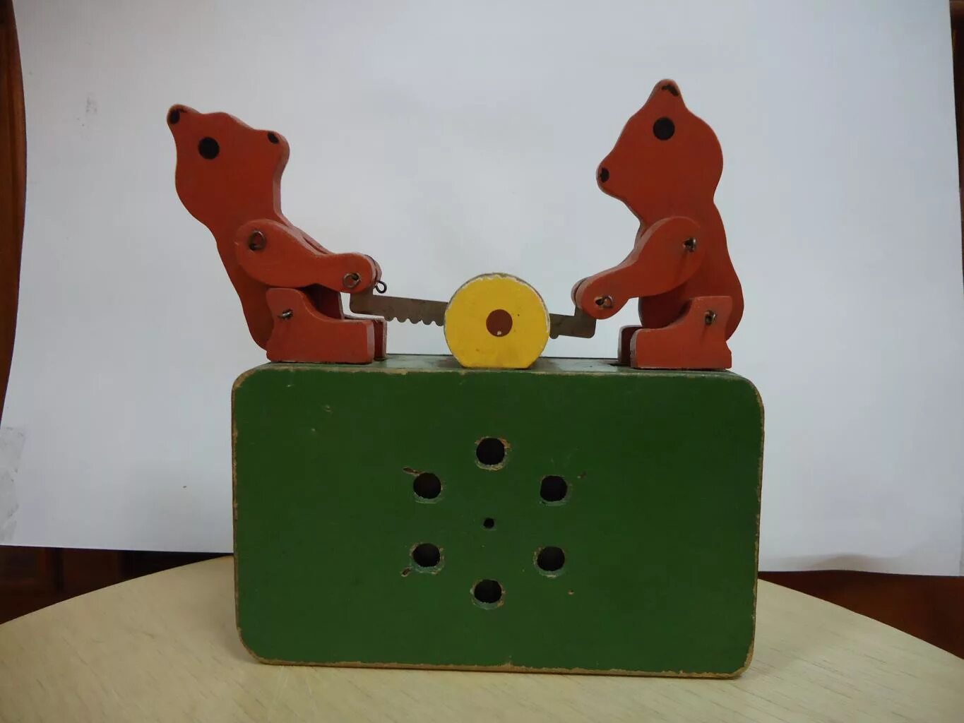 советские деревянные игрушки медведи. советские деревянные игрушки в детском саду. советские деревянные игрушки. игрушки ссср для мальчиков. советские деревянные игрушки.