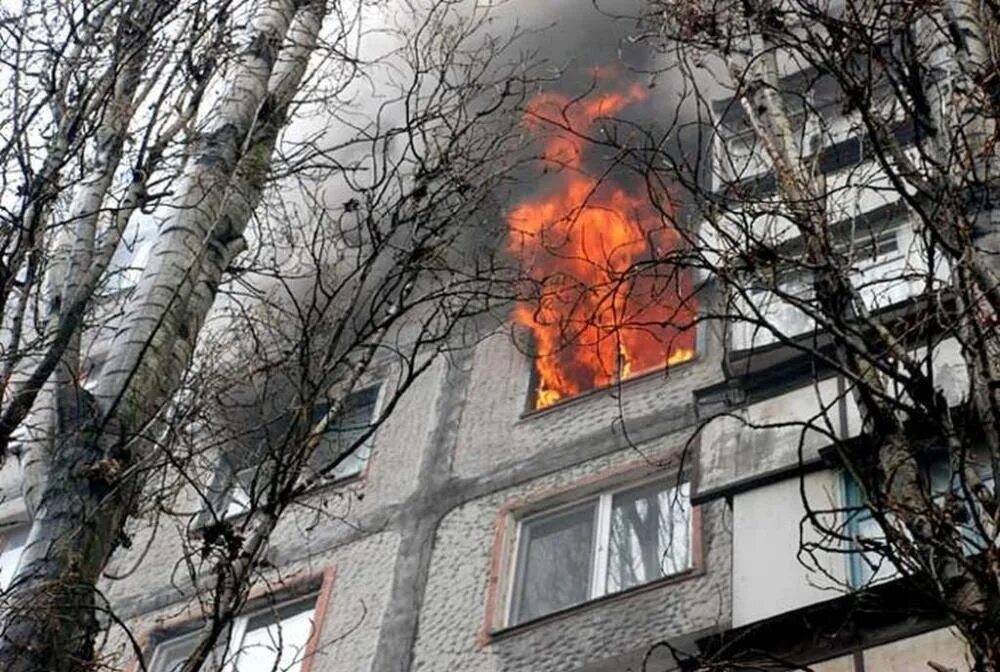 Пожар квартирах многоэтажных домах. Горит жилой дом. Пожар в многоквартирном доме. Пожар квартирах многоэтажных домах. Пожар квартирах многоэтажных домах.