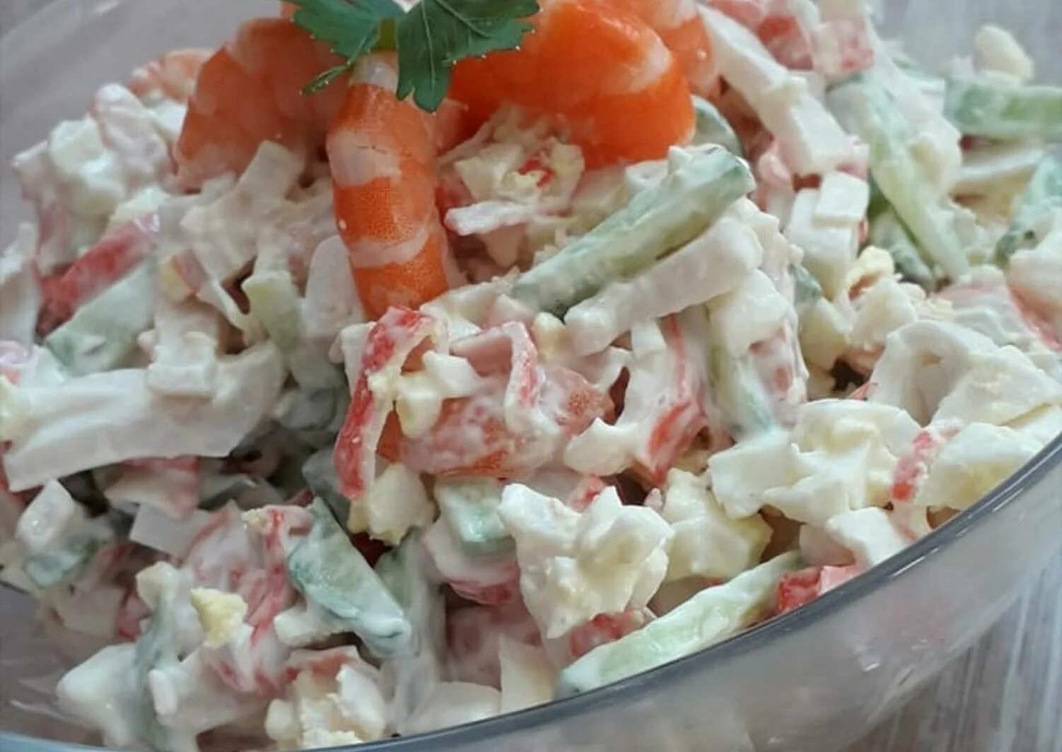 Салат с морепродуктами и овощами. Салат из морепродуктов коктейль. Салат с крабовыми палочками и помидорами. Салат с кальмарами и креветками и крабовыми палочками. Морское сало.