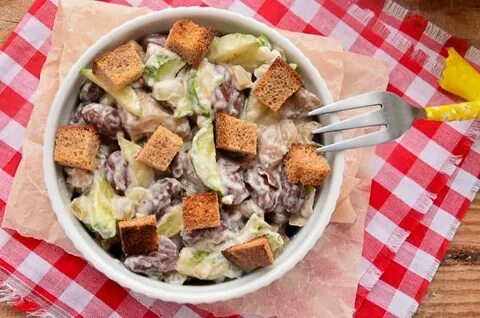 Салат с курицей сухариками огурцами