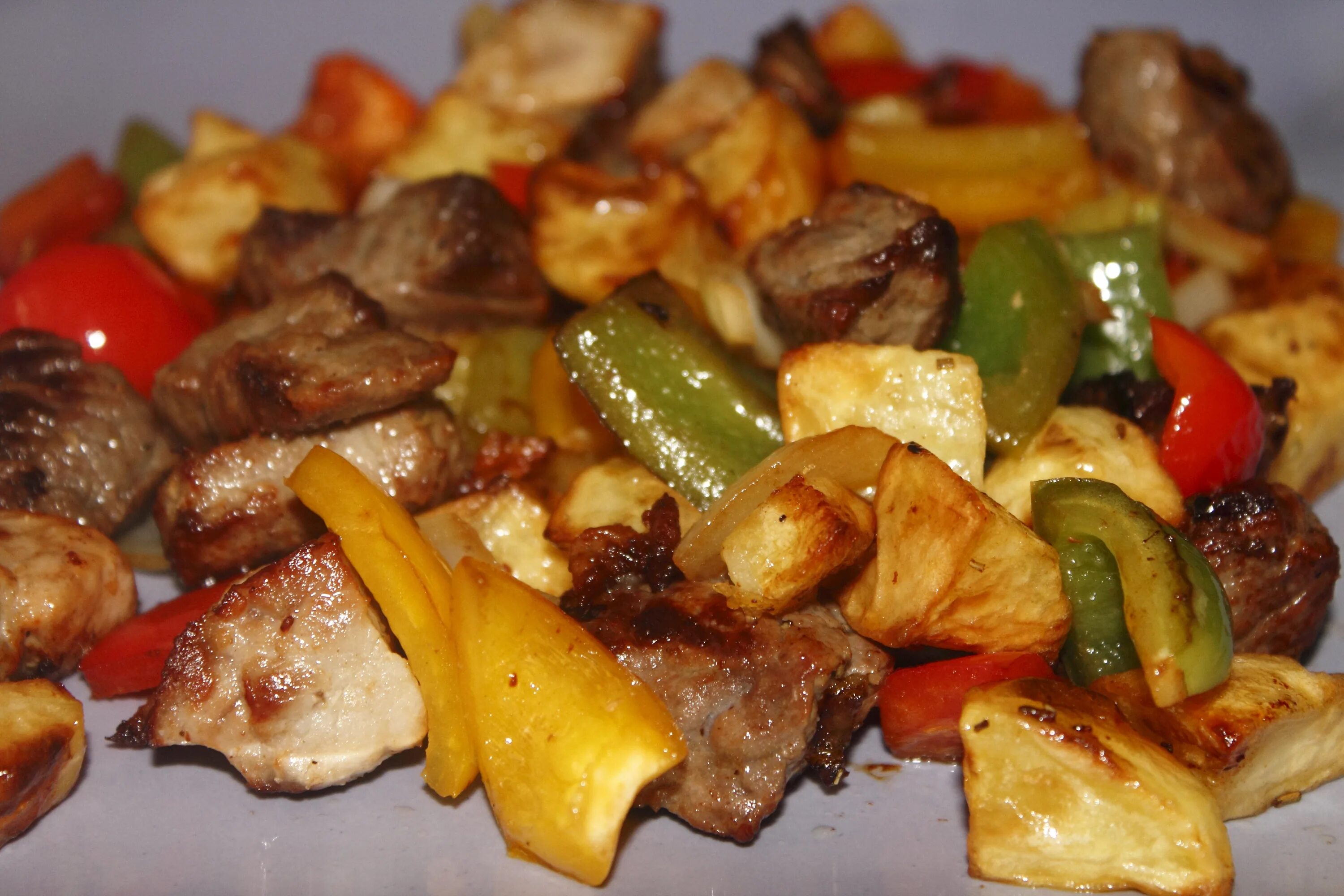 Овощное рагу с мясом свинины. Блюда из тушеных овощей. овощное рагу со свининой. мясо с овощами в мультиварке. овощное рагу в духовке.
