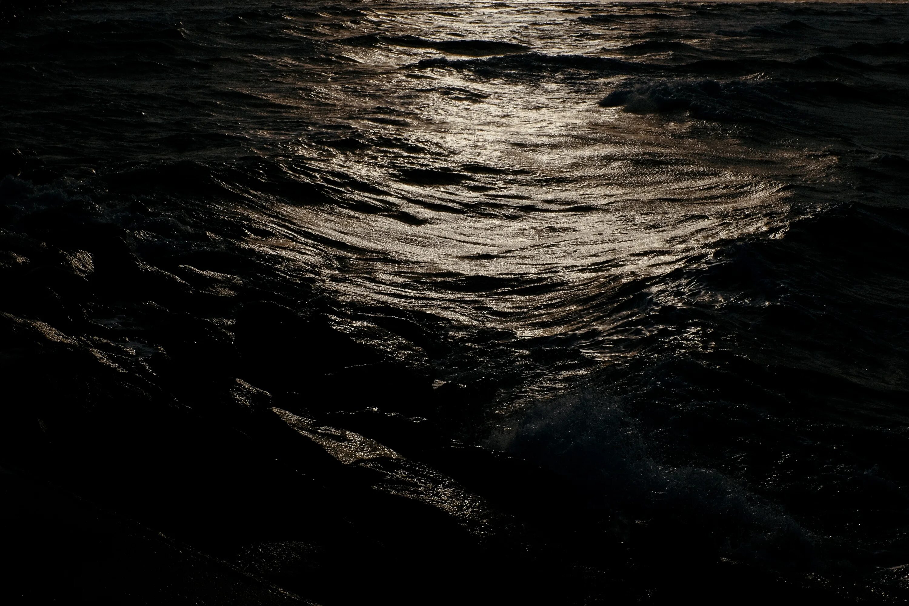 Темные волны. Текстура камня. Море черного цвета. Море черного цвета. Черно белые волны.
