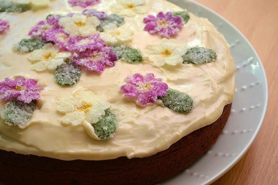 Как украсить готовую. Съедобные цветы для украшения торта. Засахаренные съедобные цветы. Идеи украшения торта засахаренными цветами. Как засахарить фиалки для украшения торта.