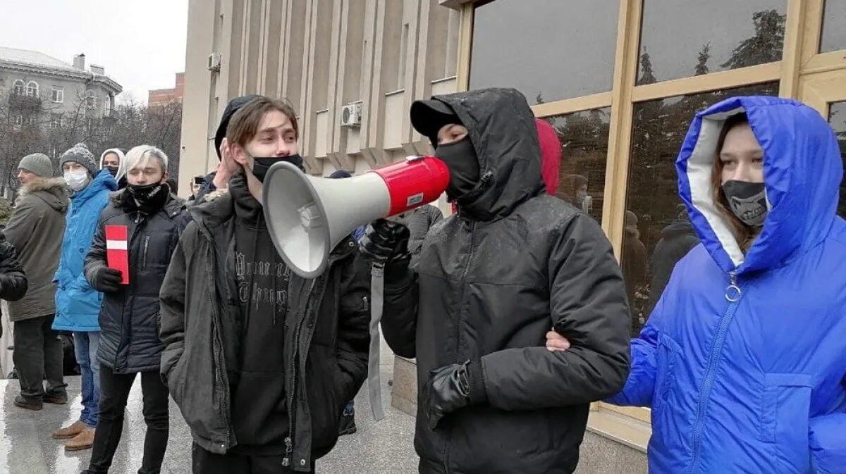 Митинг украинцев. Несанкционированный митинг. Митинг украинцев в Воронеже. Несанкционированные митинги в России. Несанкционированные массовые мероприятия.