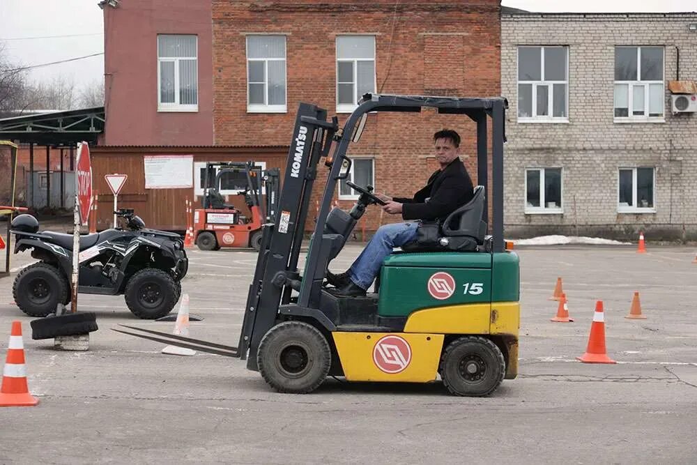 Водитель вилочного погрузчика. Водитель погрузчика. Погрузчик категории б. Курсы на погрузчик. Категория на вилочный погрузчик 5т.