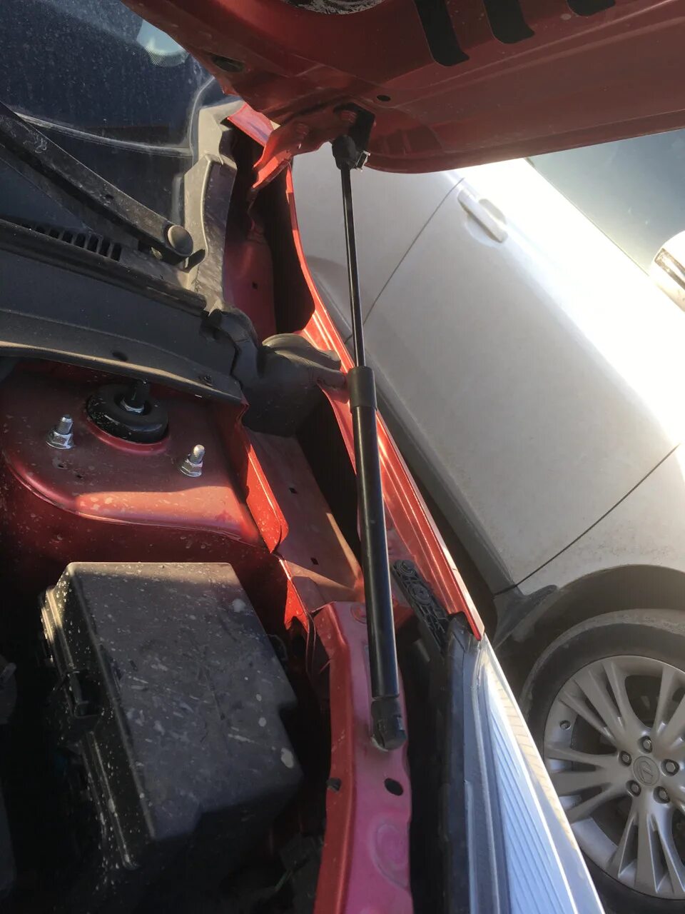 Амортизаторы капота chery tiggo 4. Амортизаторы капота chery tiggo 4. Установка газовых упоров чери тигго 4. Упор капота чери тигго 4. Упор капота чери тигго 4.