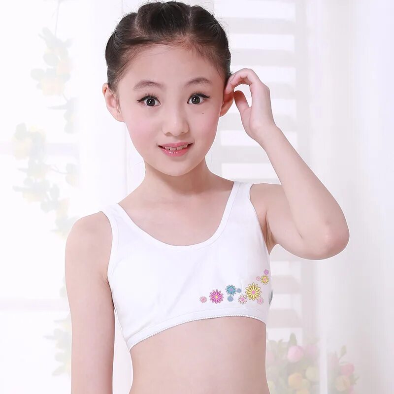 Very small girl video. Литтле модель. Индиана эванс в юности. Педос фото. Лифчик для девочки обтягивающий.