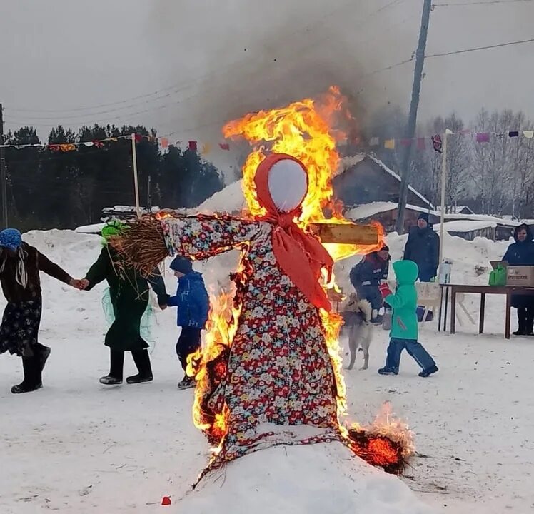 Праздник масленица сжигание чучела. Чучело масленицы. сжигание масленицы. масленица в россии. сжигание чучела.