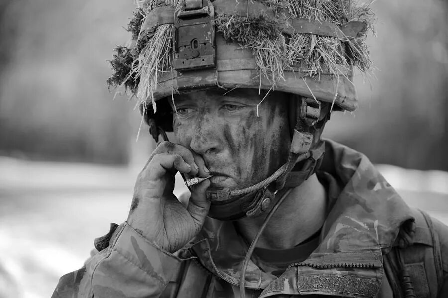 джо байден 1999. джо байден. грустные американцы. грустный американский. девушка с флагом.