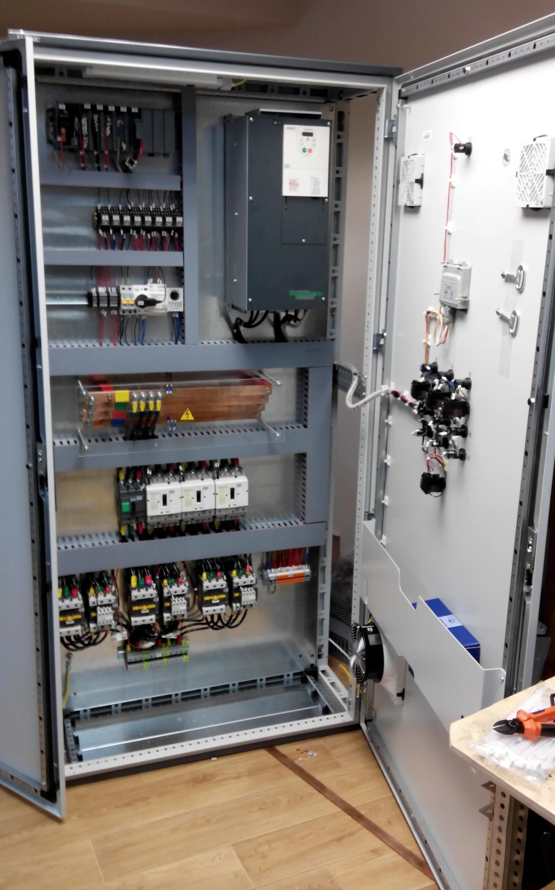 Смонтированный шкаф. Шкаф асдуэл тп-118. Разбитый шкаф управления. Демонтаж шкафа управления. Шкаф риттал с панелью оператора.