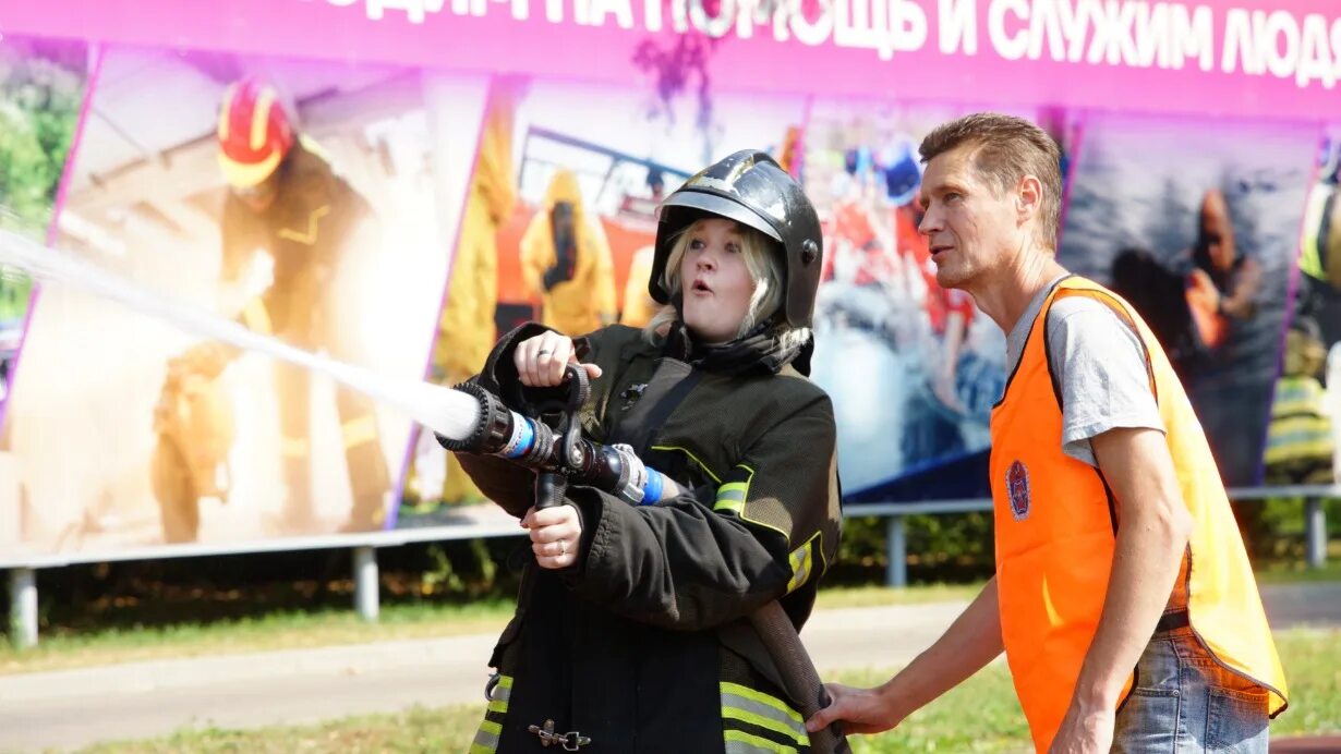 Подростки спасатели. Подростки спасатели. Спасатель. Дружина юных пожарных. Подростки спасатели.