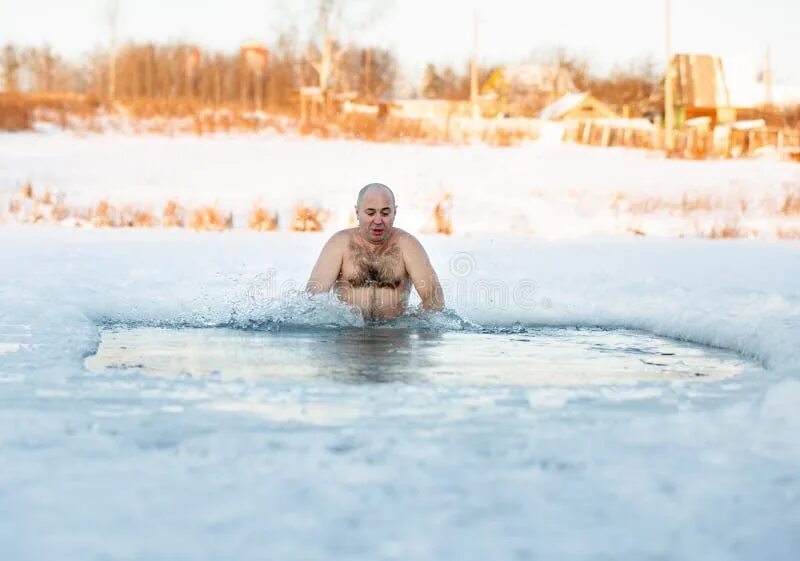 Купель зимой. Прорубь. Несчастный случай в купели. Толстый мужик в проруби. Зимние купания в проруби.