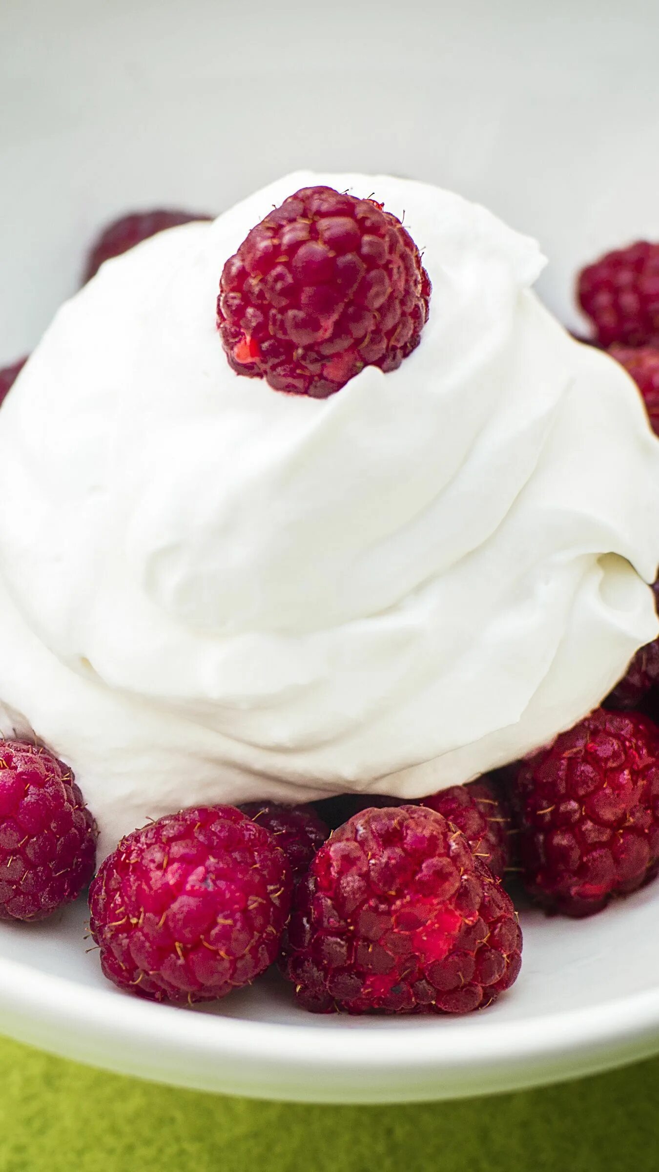 Малина со сливками. Взбитые сливки с малиной. Малина сливки. Красивые ягоды. День малины в креме 7 августа.