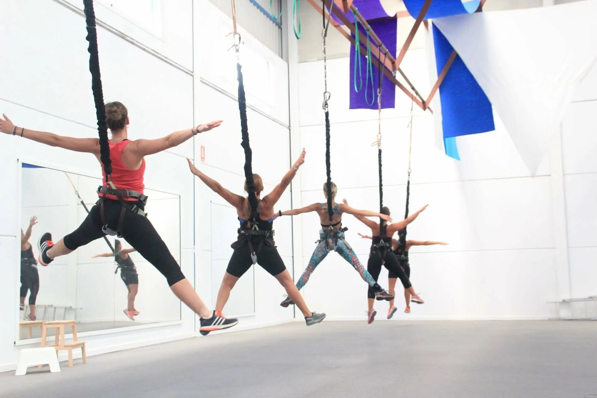 Bungee fitness. Банджи воркаут. Банджи Тульская. Банджи фитнес воркаут. Банджи фитнес в Москве.