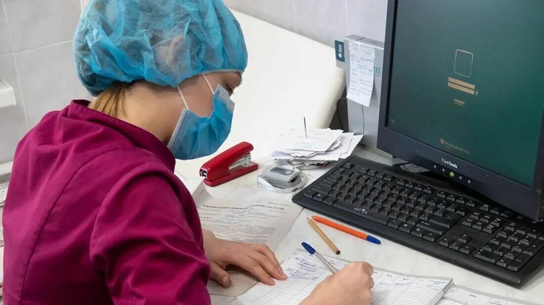 Каким медработникам повысят зарплату с 1 апреля