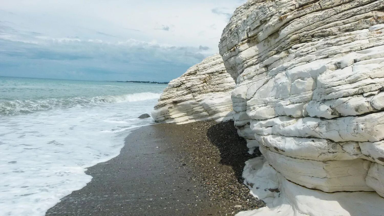 Белые камни где находится. Абхазия белые скалы Цандрипш. Гантиади Абхазия белые скалы. Абхазия Цандрипш пляж белые скалы. Цандрипш пляж белые скалы.