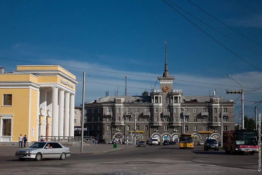 Площадь октября барнаул. Дом под шпилем Барнаул. Шпиль Барнаул. Площадь октября и дом под шпилем Барнаул.