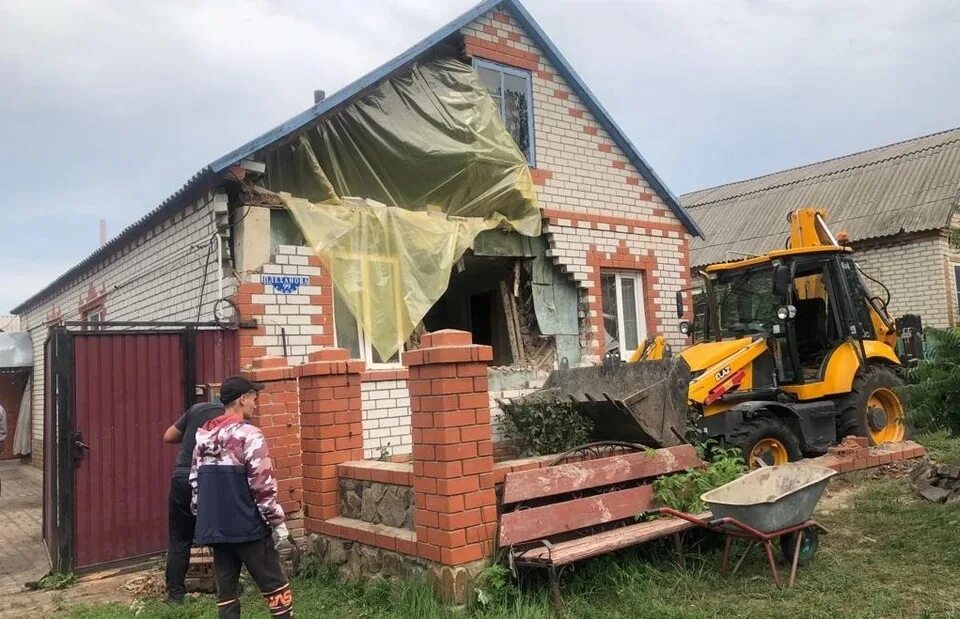 Уразово белгородская область происшествия. Уразово белгородская область происшествия. Обрушился частный дом. Уразово обстрел. Танк въехал в дом.