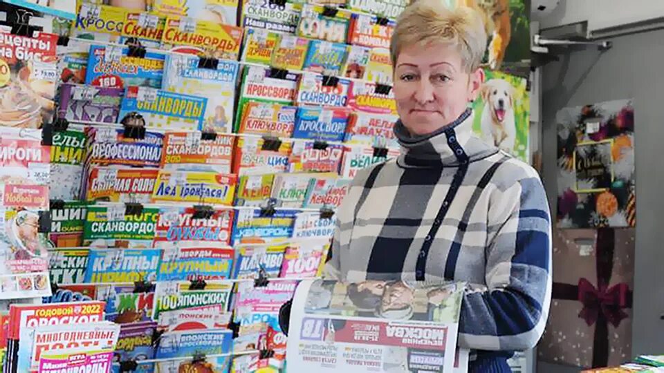 газеты и печатная продукция. продавец газет и журналов в киоске. магазин газетный киоск. продавщица газет. продавщица в ларьке.