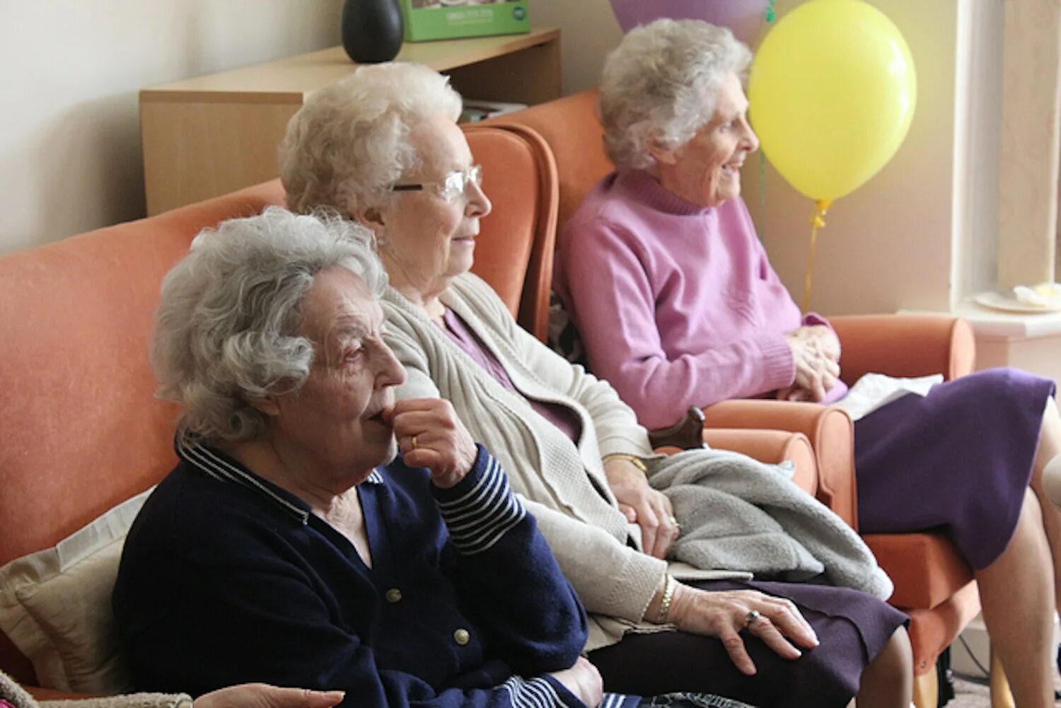 Старческое слабоумие деменция. Что такое деменция у пожилых людей. Пациенты пожилого и старческого возраста. Сиделка для пожилого мужчины. Старческая деменция.