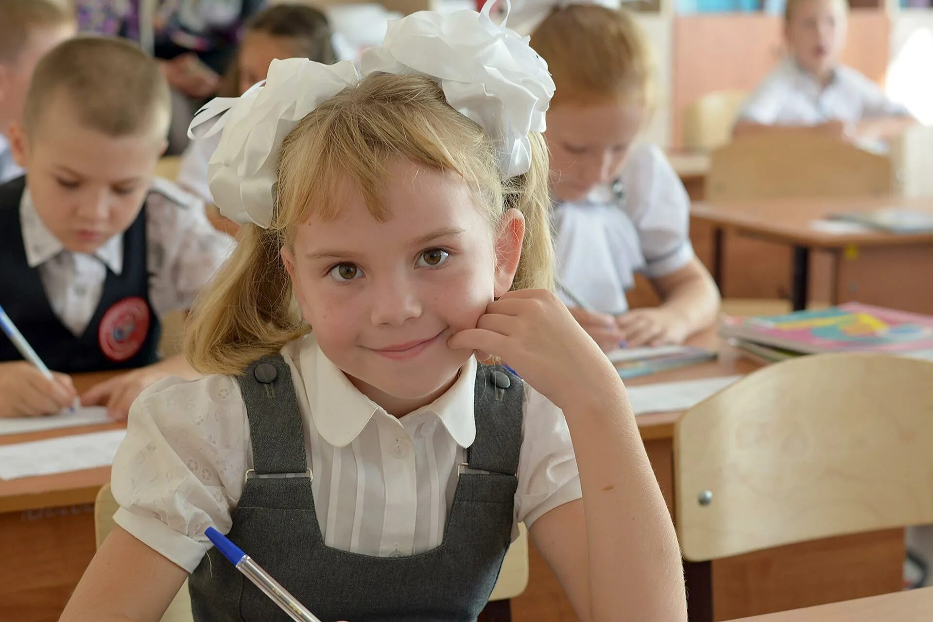 Фото школьника. Дети в школе. Первоклашки на уроке. Ученики в школе. Школьники младших классов.