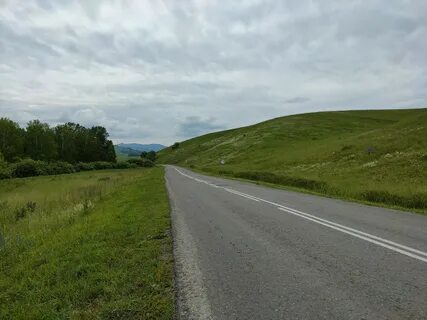 У самого края дороги