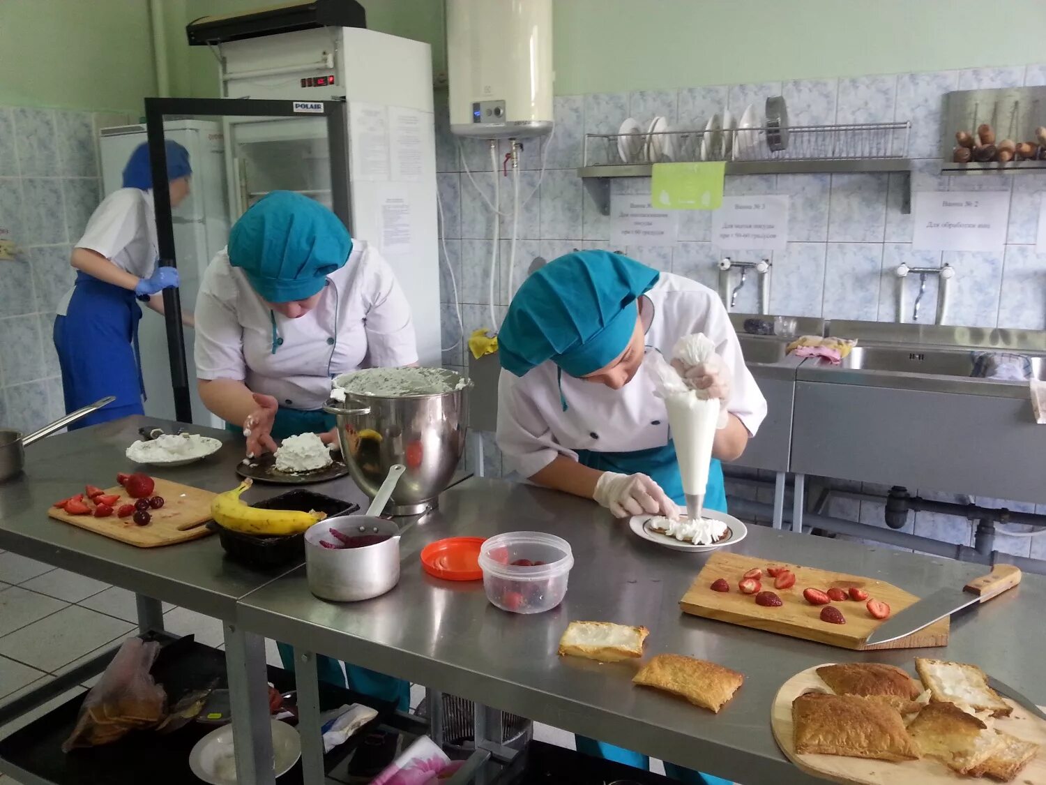 Организацией рабочих мест по приготовлению горячих десертов. Холодный цех столовой. повар в холодный цех. холодный цех для приготовления десертов. цехи для десертов.