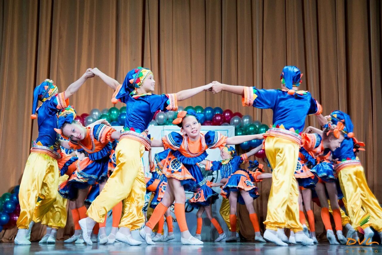 декорация для детского театра-студии. театральный фестиваль-конкурс. театральный олимп. театральный конкурс в сочи. конкурс алиса в стране чудес.