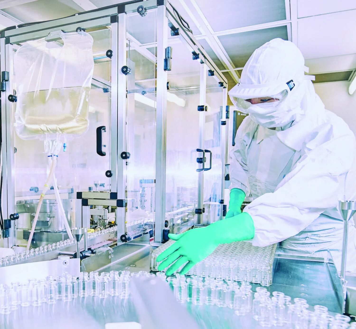 лаборатория на производстве. грязные и чистые помещения. персонал в чистых помещениях. чистые помещения gmp. средства индивидуальной защиты в лаборатории.