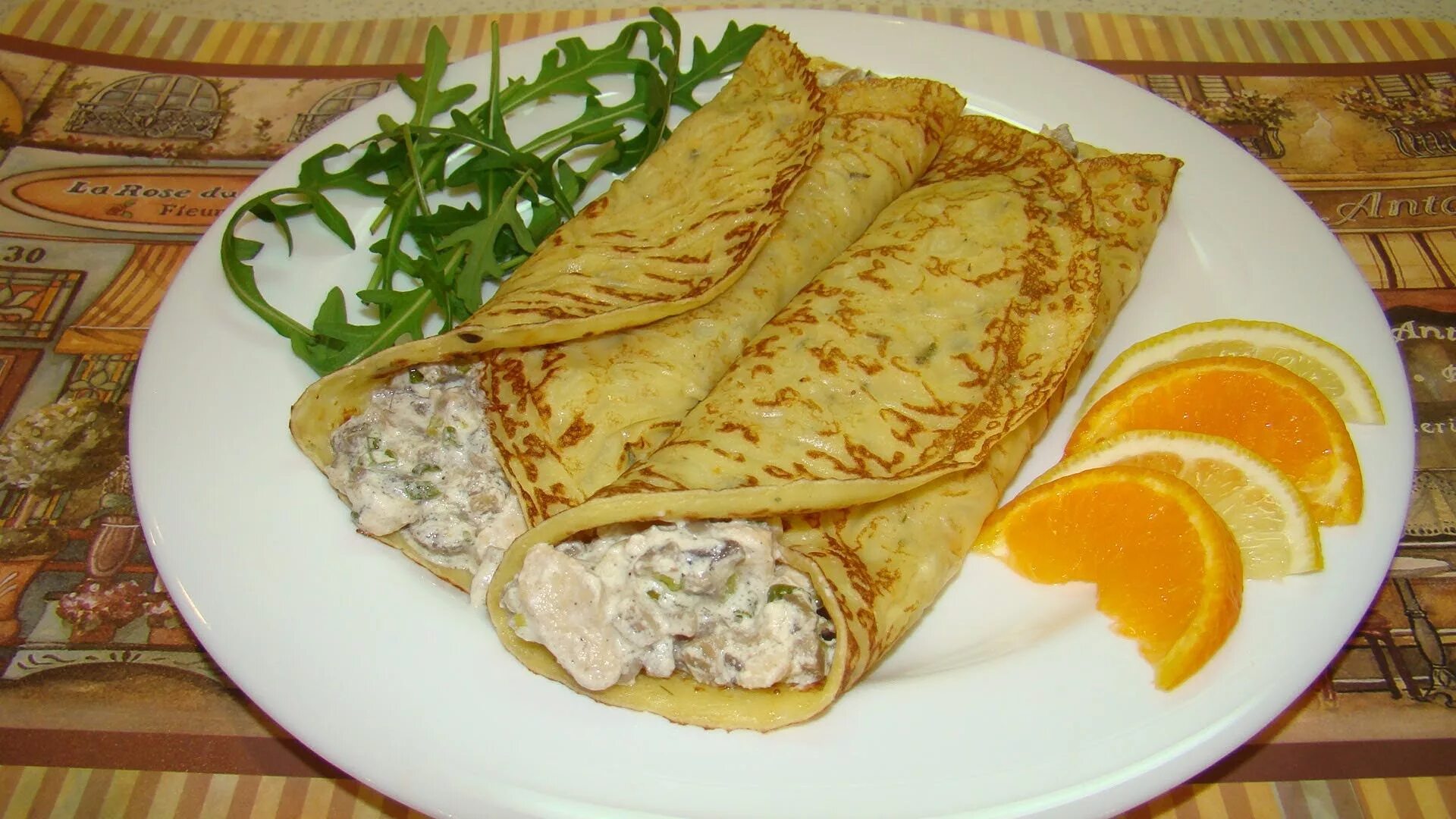 Как приготовить блины с курицей. Блинчики с курицей и грибами. домашние блинчики с курицей. блины с разными начинками. блин с курицей и зеленью.