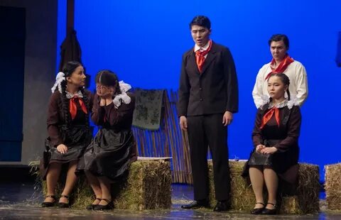 Алжапқыш киген жалаңаш еркектер