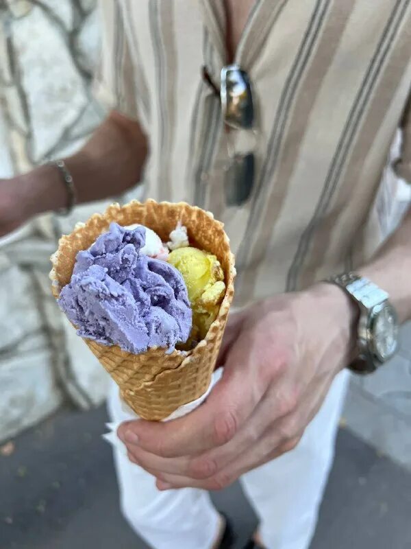 Попробовать мороженое. Самое красивое мороженое. Очень вкусное мороженое. Попробовать мороженое. Человек ест мороженое.