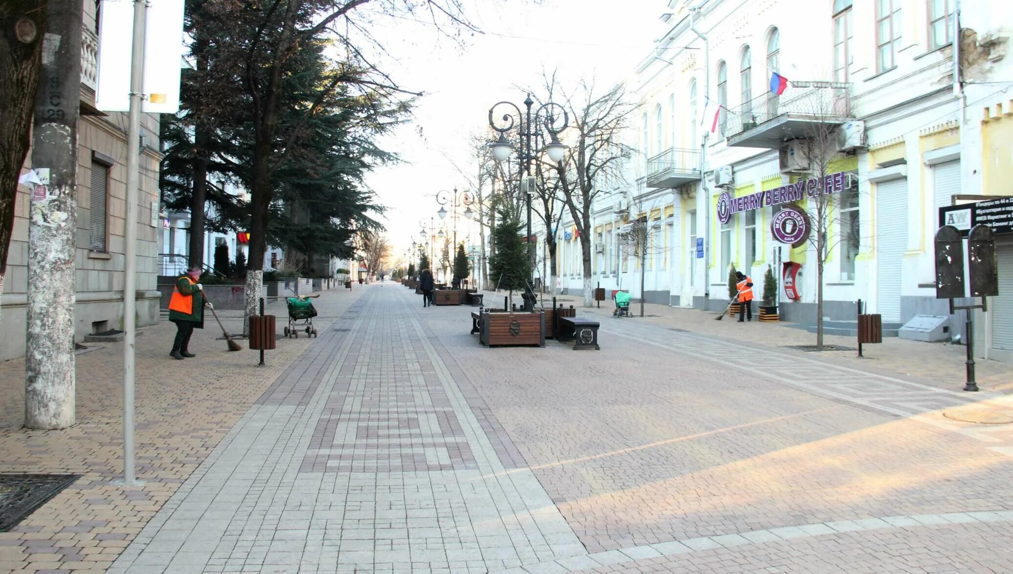 Симферополь население. Центр Симферополя площадь. Центральная улица Симферополя. Нова площа Симферополь. Площадь Симферополя в Крыму.