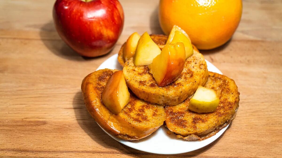 Выкладываем яблоки в форму. Яблочный пирог по цветаевски. Моченые яблоки с капустой. Шарлотка с медом и яблоками. Заливной яблочный пирог.