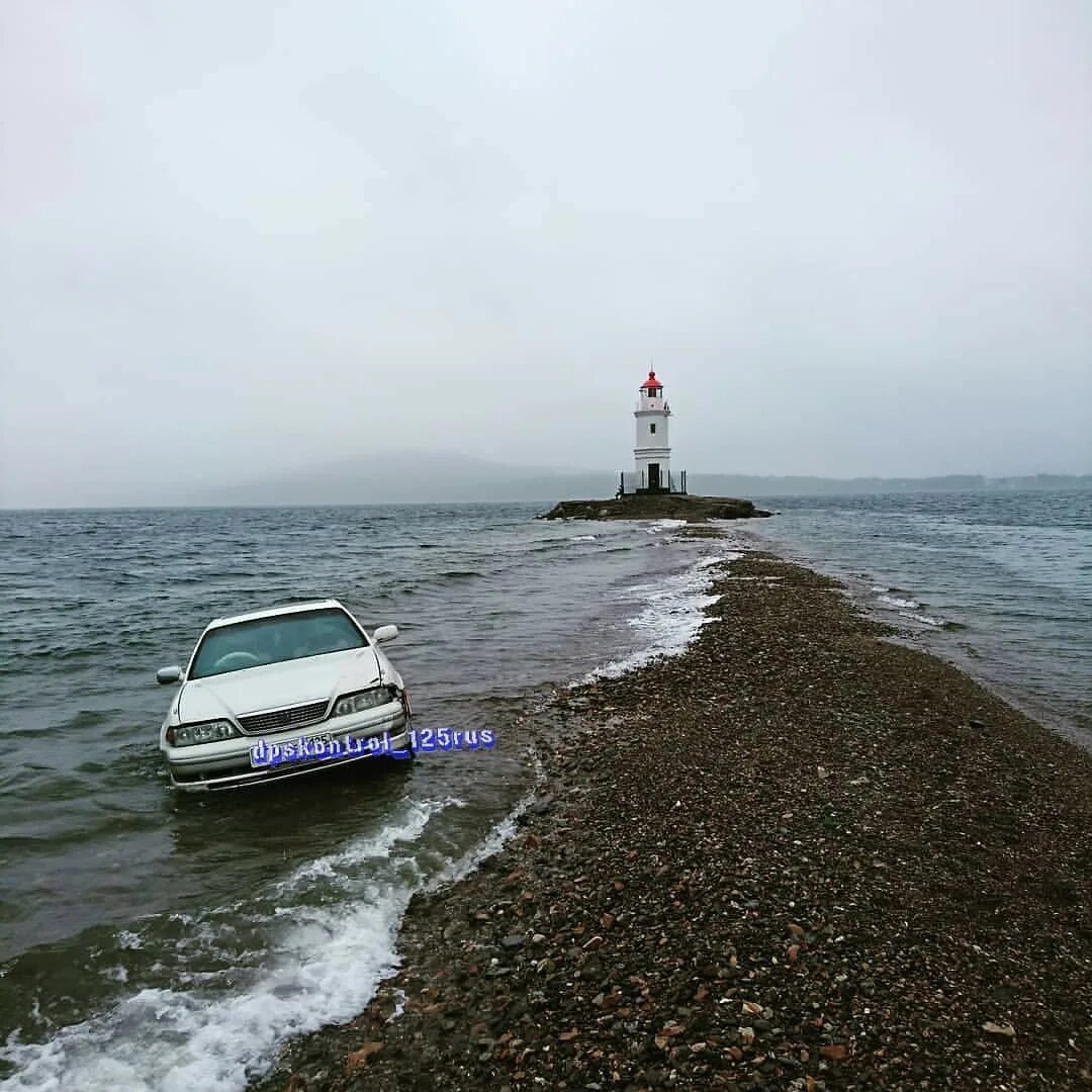 Море возле Владивостока. Маяк на машину.