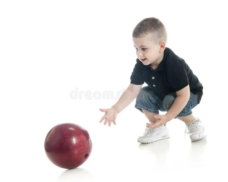 Roll up in a ball. Сбивание кеглей мячом. Домашний боулинг для детей. Roll the Ball. Упражнения с мячом мальчики.